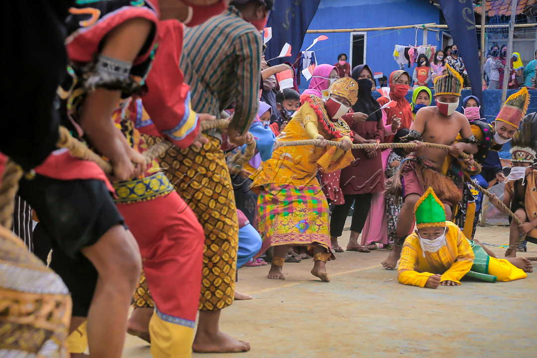 Tidak hanya ada adu kekuatan, lomba tarik tambang juga membutuhkan kerjasama tim satu dan lainnya. Lomba tarik tambang memiliki filosofi yaitu bagaimana harus bekerja sama, bergotong-royong dan solidaritas para pahlawan untuk mengusir para penjajah.