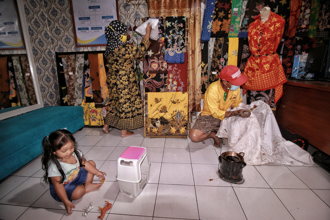 Industri Batik di rumah, sambil bekerja sambil menjaga dan bermain dengan cucu. Di masa pandemi ini masih eksis dengan mempromosikan produk dan penjualan melalui media online.