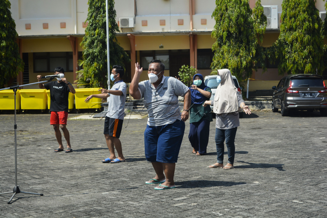 Pasien Covid-19 yang sedang berjoget ria saat ada konser dangdut bertajuk "Tamba Teka Lara Lunga" di pusat isolasi BPSDM Jawa Tengah pada Senin (2/8/2021)