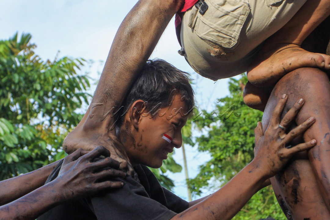 Peserta panjat pinang berusaha menahan beban untuk kelompoknya agar dapat mencapai puncak pohon begitu juga dengan Kemerdekaan RI di capai oleh pahlawan dengan bersusah payah melawan penjajah hingga mencapai Kemerdekaan. 