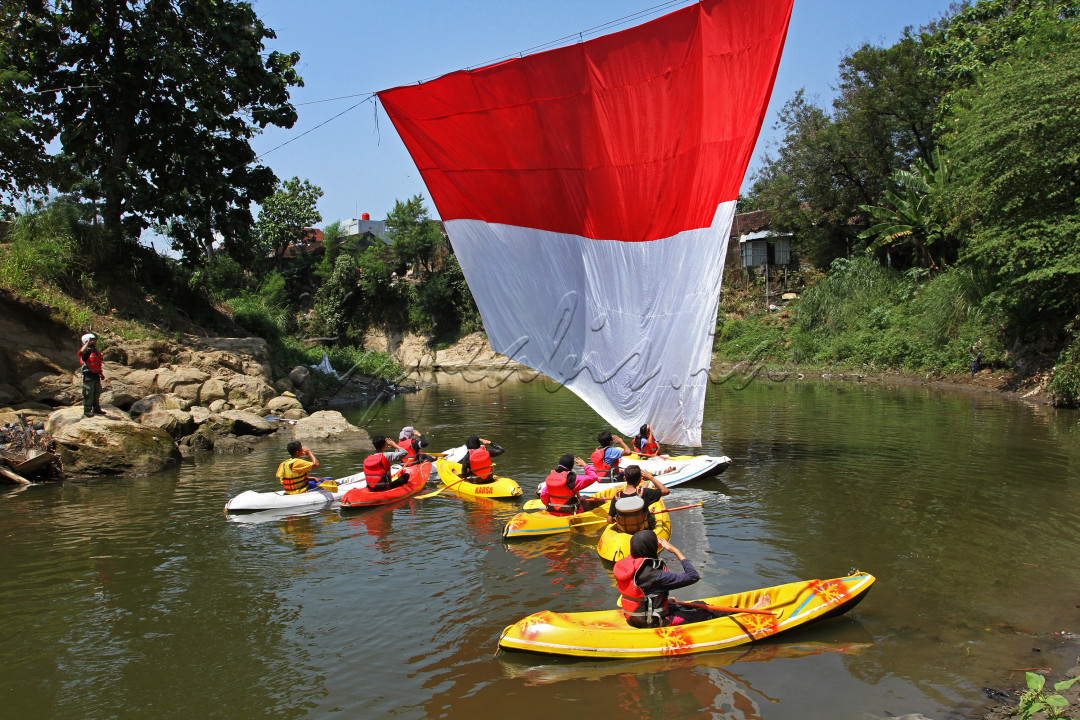Pengemar olah raga kano kota surakarta memperingati HUT RI ke 76 th dengan melakukan upacara bendera di aliran sungai bengawan solo.<br />
