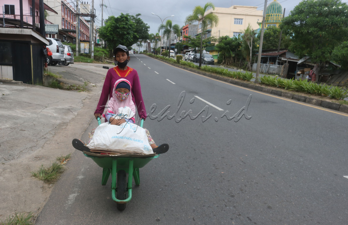 Linda bersama anaknya Ica menggunakan gerobak berkeliling mencari barang bekas di sekitar Jalan DI Panjaitan Tanjungpinang. Di tengah pandemi, Linda dibantu anaknya berjuang mengumpulkan barang bekas berupa kardus dan plastik. Setelah terkumpul, barang bekas tersebut dijual. Uang hasil penjualan digunakan untuk memenuhi kebutuhan hidup sehari-hari. 