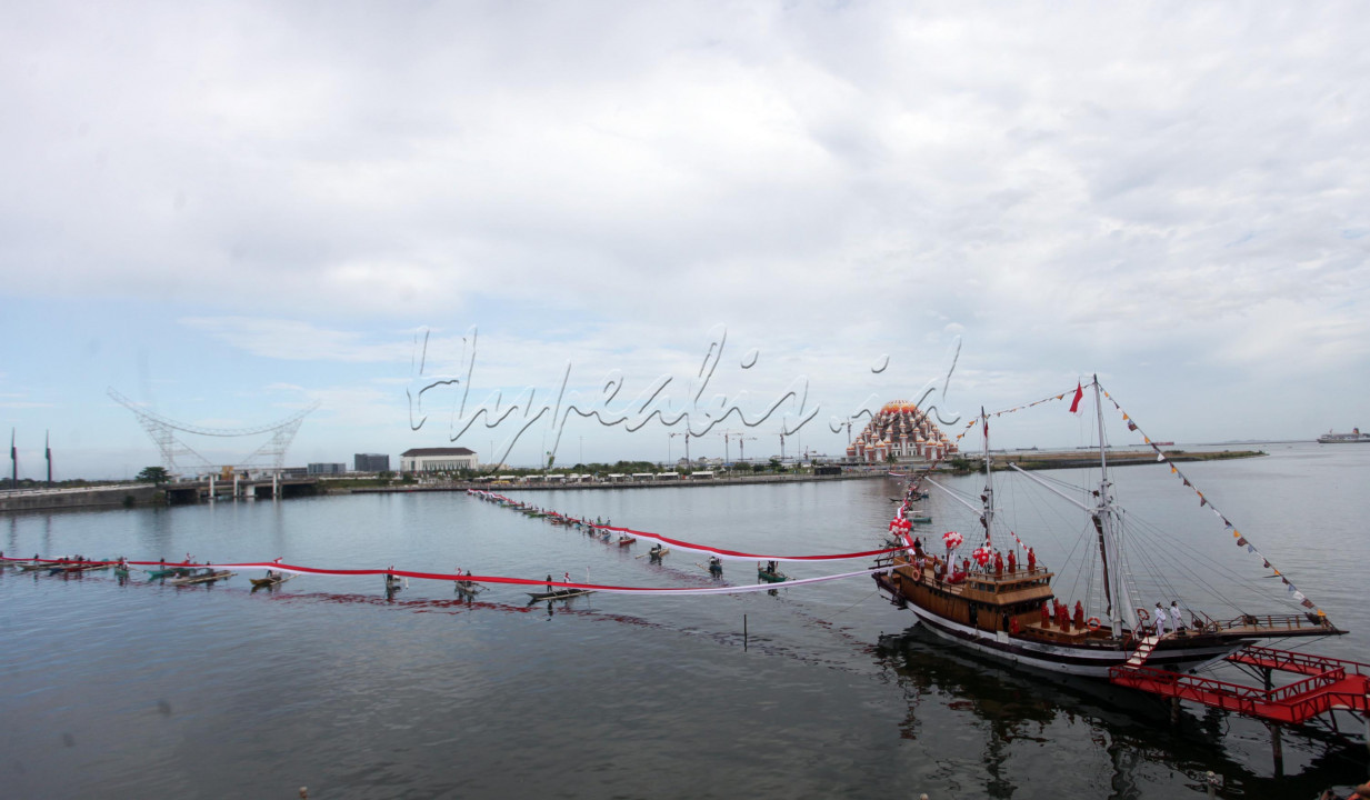 SUASANA Pengibaran Bendera Merah Putih di Anjungan Pantai Losari sepanjang 1000 Meter yang di Tari dari Perahu Phinisi dengan Melibatkan 76 nelayan -TNI dan Polri 
