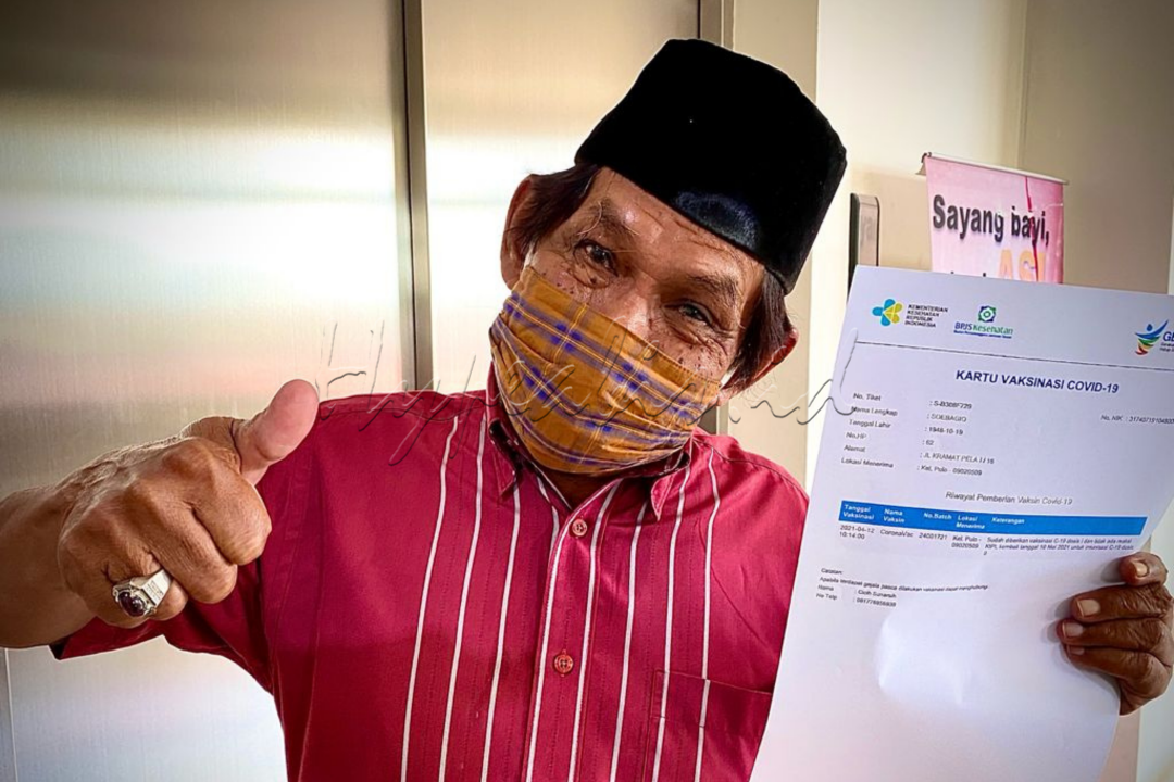 <strong>Binar Kemerdekaan Bapak</strong><br />
<div style="text-align: justify;">"Mas, Bapak kapan vaksin?" lelaki lanjut usia itu bertanya padaku. "Nanti dulu, Pak. Ingat Bapak ada penyakit jantung, darah tinggi, sama ginjal. Dokter acc, kita vaksin ya, Pak," sahutku. Bapak mengangguk tersenyum, walau maniknya memancarkan kekecewaan.<br />
<br />
"Mas, Bapak kontrol ginjal tadi. Katanya Prof. Endang, semua bagus. Bapak boleh vaksin," Bapak menyambutku sepulang kerja. "Boleh vaksin, asalkan disetujui dokter jantung, Pak," Ibuku menimpali dari dapur. Aku tersenyum kecil melihat tingkah Bapak. Menggemaskan. Bapak semangat sekali untuk Vaksin Covid-19.<br />
<br />
"Mas, baru pulang?" Bapak menyapaku senja itu. "Iya, Pak. Ada pasien gawat, sesak, Pak," jawabku lirih. "Covid ya, Mas? Tertolong?" tanya Bapak. "Iya Pak, Covid. Ndak, Pak. Meninggal di rumah," suaraku semakin mengecil. Bapak menepuk bahuku menenangkan. "Bapak mau vaksin, Mas. Supaya bisa ringanin beban kamu. Memerdekakan kamu sedikit dari tuntutan profesimu. Kamu anak Bapak, Mas. Merdekamu bahagiaku. Tetep berikan yang terbaik, Mas," Bapak tersenyum menghibur. Tapi binarnya tak berbohong, ada kesungguhan dalam netra tua lelaki itu.<br />
<br />
"Mas, Bapak sudah kontrol jantung. dr. Didi bilang Bapak sudah bisa vaksin! Mas yang antar Bapak, nggih!" pekik riang Bapak di telepon siang itu. Butir air mata perlahan luput dari pelupuk mataku. Gelora asa Bapak untuk merdeka dari pandemi untukku, sukses menamparku agar melayani lebih bagi warga Indonesia. Bapak memang tak mengerti medis, tapi Bapak mendorongku berusaha yang terbaik untuk sehatnya negeriku.<br />
<br />
"Mas, Bapak sudah vaksin!" lelaki berpakaian merah putih itu menghampiriku dengan antusias. "Ndak sakit, Mas. Alhamdulillah. Mugi-mugi kita semua sehat merdeka yo, Mas," kekeh Bapak. Dalam binarnya, nampak harapan akan negeri ini untuk terus tumbuh, tetap tangguh, merdeka dari Covid-19.<br />
<br />
"Alhamdulillah, Pak. Insya Allah, Pak. Negeri kita sehat merdeka," aku tersenyum mengaminkan.<br />
<br />
<strong>Dirgahayu Indonesiaku ke-76.<br />
Indonesia Tangguh, Indonesia Tumbuh.</strong></div>