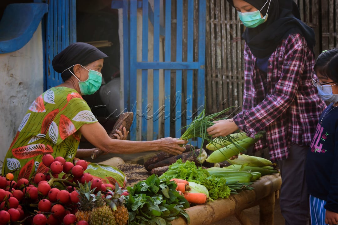 Hidup Terus berjalan. Kapanpun dimanapun dan bagaimanupun keadaan harus kita lalui dengan bahagia. Saat pandemi covid mengganas, kita harus tetap tangguh tetap bekerja untuk hidup lebih kuat dan indah.