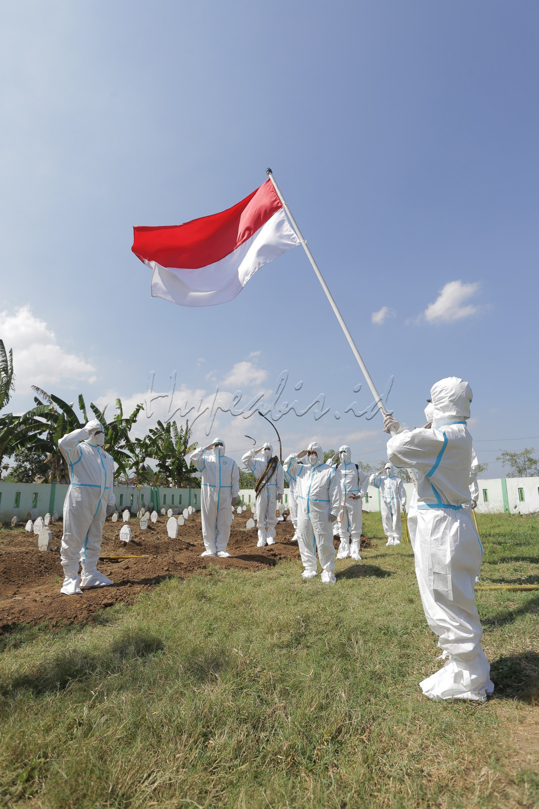Pada tahun ini para petugas pemulasaran jenazah covid-19 mengekspresikan semangatnya dengan cara melakukan upacara Kemerdekaan disela-sela waktu pemakaman secara prokes di Kota Madiun. Dan dihari kemerdekaan Indonesia yang ke-76 tahun ini berharap wabah virus covid-19 akan berakhir, semoga dengan hilangnya virus Covid-19 tahun ini perekonomian di Indonesia akan menjadi lebih baik. 