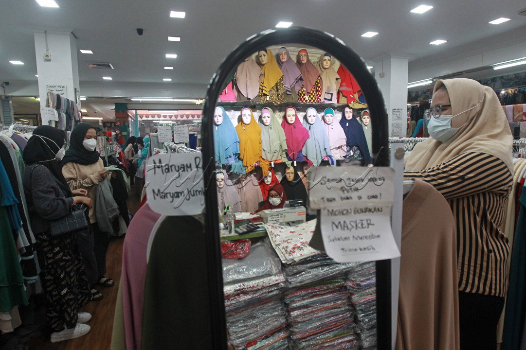 Pengunjung memilih produk busana muslim di Pasar Beringharjo, Jogjakarta, Minggu (2/5/2021). Menurut pedagang di pasar tersebut penjualan busana muslim selama ramadan ini mengalami peningkatan dibandingkan tahun lalu pada saat awal pandemi Covid-19. 