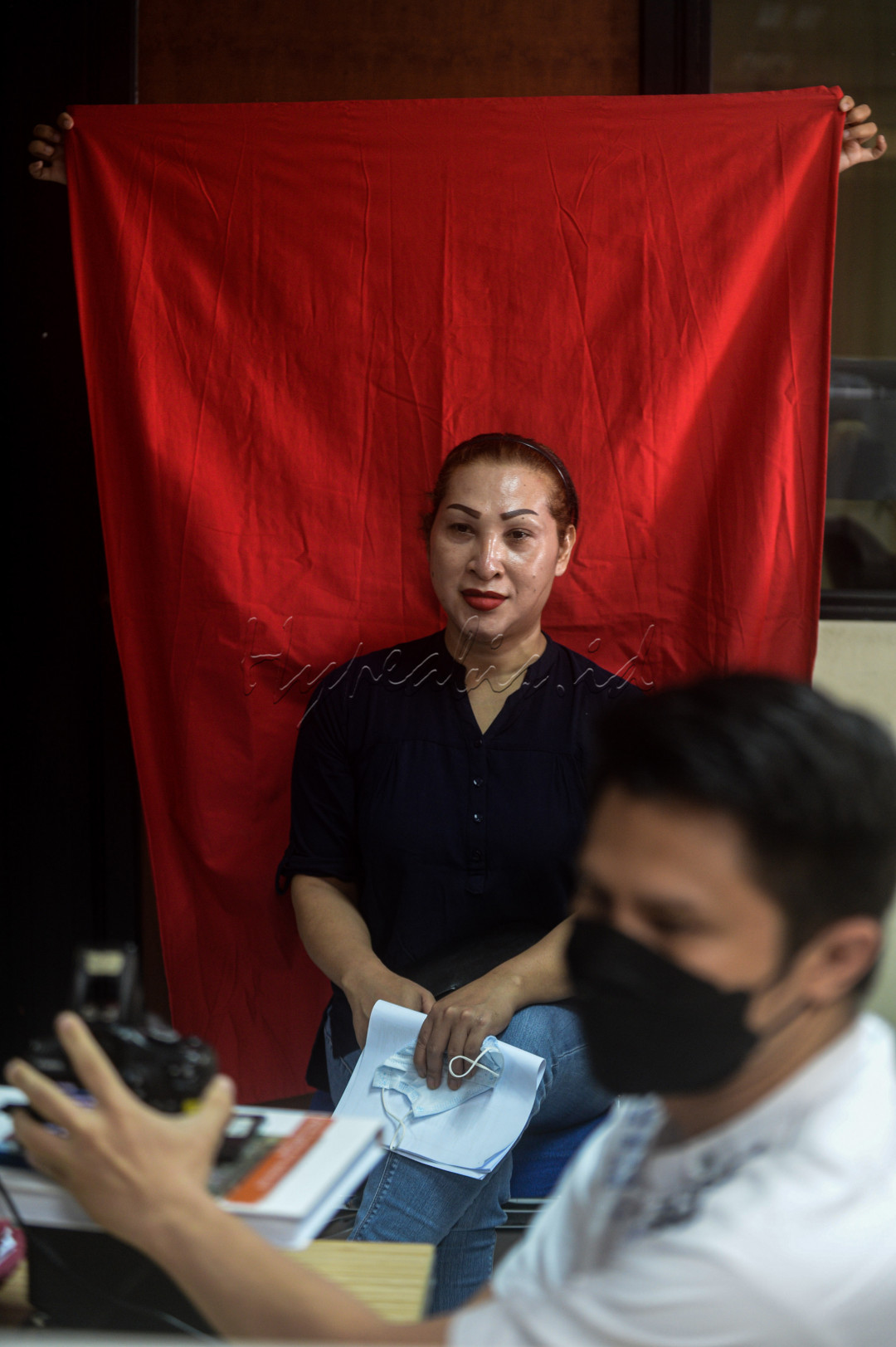Seorang transpuan melakukan sesi foto sebagai salah satu tahapan dalam membuat e-KTP di kantor Dinas Pendudukan dan Pencatatan Sipil (Dukcapil) Jakarta Barat, Jumat (13/08/2021). Puluhan transgender dan transpuan mendatangi kantor (Dukcapil) DKI Jakarta Barat untuk melukan perekaman e-KTP. Pembuatan e-KTP untuk transgender dan transpuan ini tak lagi sulit untuk keperluan berbagai hal, salah satunya untuk pendaftaran vaksinasi Covid-19.