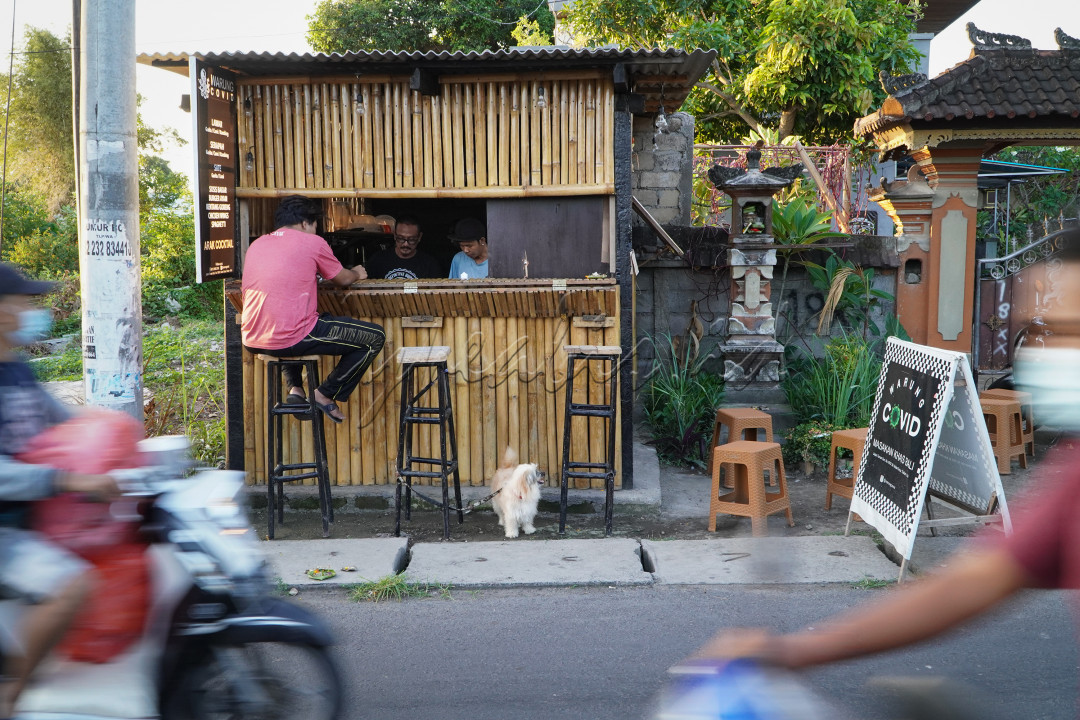 Warung COVID<br />
---<br />
Warung COVID terinspirasi dari pandemi yang mendera negeri. Ketika bisnis pariwisata Bali berada pada titik terendah, ekonomi masyarakatnya berimbas. Bisnis kuliner ini hadir sebagai salah satu wujud ekspresi warga Bali untuk merdeka dari tekanan ekonomi saat ini.<br />
<br />
@hypeabisid<br />
@bisnisindonesiafoto<br />
--<br />
#lombafotohypeabisid<br />
#ekspresikemerdekaan<br />
#bisnisindonesiafoto<br />
--<br />
yuk coba coba aja kak<br />
@gdedonald @focusfeelsecond @kucobasaja @swadarma29 @warungcovid
<div id="gtx-trans" style="position: absolute; left: -12px; top: -6px;">
<div class="gtx-trans-icon"> </div>
</div>