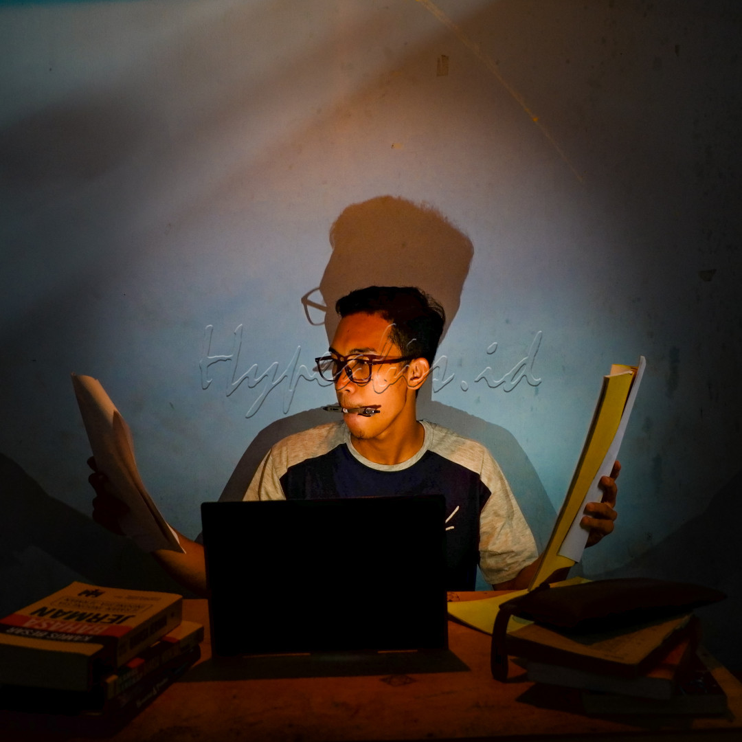semenjak covid-19 datang ke Indonesia dan terus menerus meningkatkan terpaksa segala bentuk kegiatan harus terbatas termasuk dari bidang pendidikan. pembelajaran jarak jauh atau daring harus dilakukan, adaptasi dengan keadaan harus dilakukan, teknologi sudah pasti digunakan sebagai sarana komunikasi dan pembelajaran jarak jauh atau daring.
<div> </div>
<div>kejenuhan dalam pembelajaran daring sudah pasti kita alami sebagai seorang pelajar, dan yang kami rindukan adalah sekolah ataupun belajar seperti sediakala dan biasanya, tapi itu semua harus kami korbankan supaya pandemi covid-19 cepat berakhir. Dan semangat belajar harus selalu kita tanamkan dalam diri dan terus berjuang hingga kesuksesan tiba.</div>