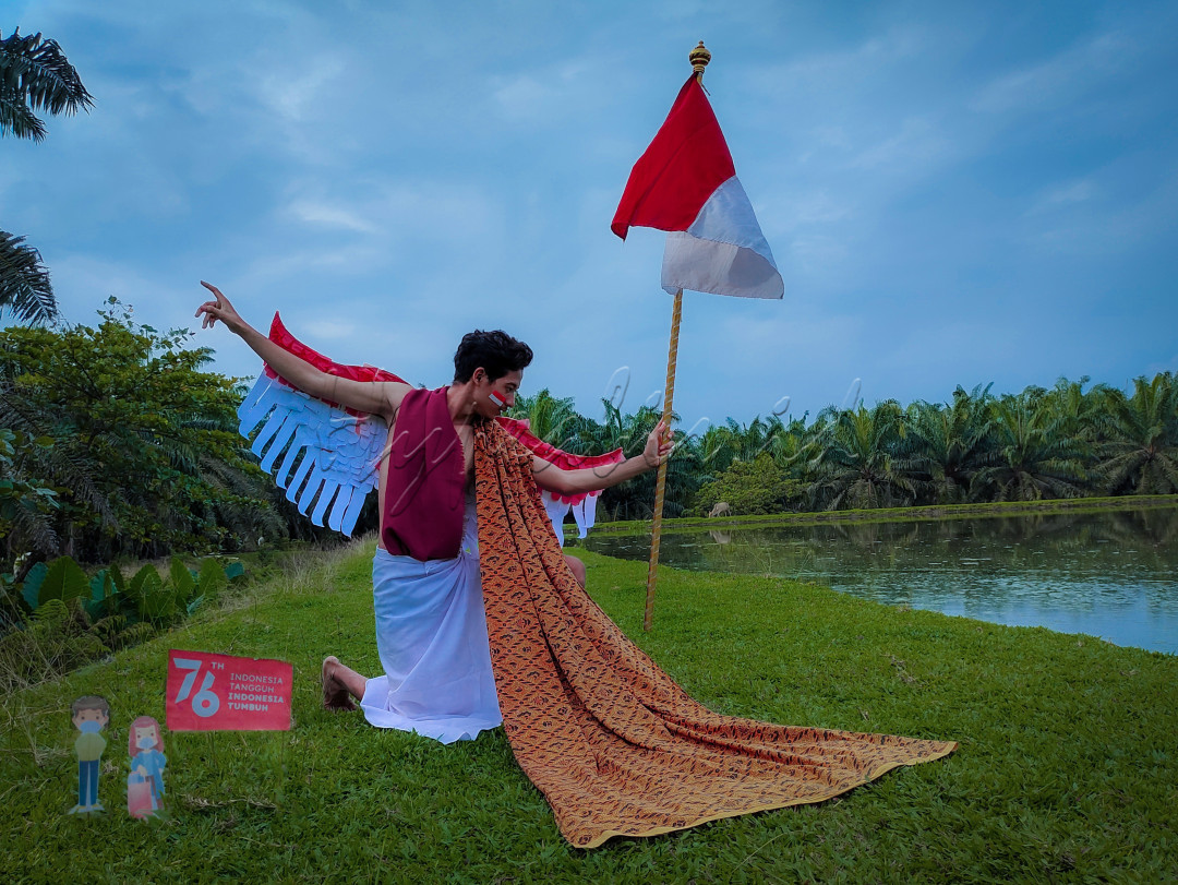 <br />
*Merdeka Indonesia ala aku*<br />
<br />
Selamat HUT RI ke 76 indonesia <br />
Indonesia tangguh <br />
Indonesia tumbuh <br />
Selaian merdeka negara ku<br />
Aku juga Merdeka menurut ku. <br />
Aku senang merayakan dengan caraku sendiri. Walaupun saat ini lagi di fase pandemi covid -19 kita harus kuat untuk menghadapi segalanya, kita Harus aktif, produktif, inovatif dan tentunya berdoa agar covid ini pergi jauh.<br />
Dengan berbangga hati mengibarkan bendera kesayangan aku.<br />
Disini aku lahir<br />
Disni aku besar<br />
Ini lah negaraku indonesia.. <br />
Indonesia tangguh <br />
Indonesia tumbuh <br />
????????????????????????
