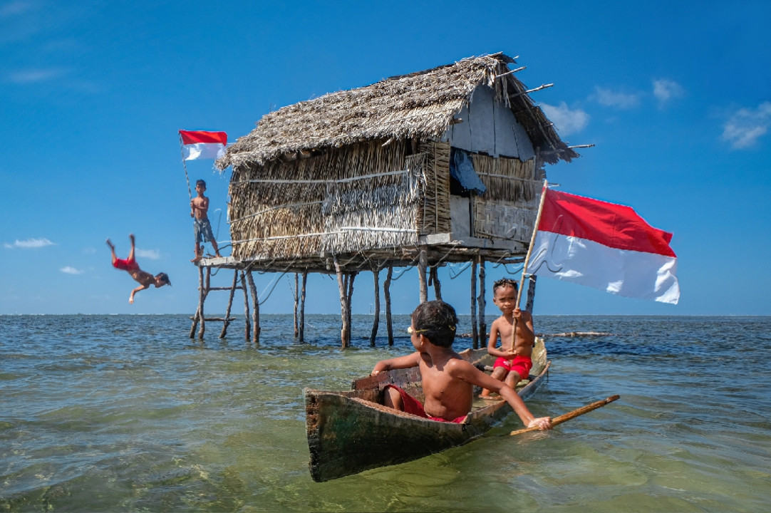 Jiwa Merah Putih<br />
Anak-anak merdeka tumbuh dengan jiwa nasionalisme yang tinggi, mengibarkan bendera merah putih di ujung timur Indonesia, mengekspresikan kebebasan.