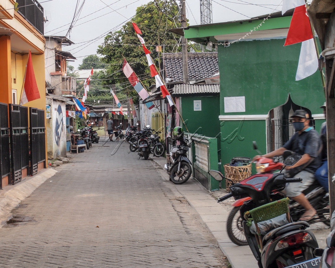 17an Jaman Pandemi<br />
<br />
Pandemi Covid telah menyapu dunia selama 1,5 tahun terakhir. Entah kapan akan berakhir...Tetapi Covid tidak menyurutkan para warga mmasyarakat untuk tetap<br />
merayakan 17an, meskipun hanya secara virtual atau dari rumah saja. <br />
<br />
Mari sukseskan vaksinasi, tetap jaga protokol kesehatan, Indonesia Bisa ! Merdeka ! Dirgahayu Indonesia ke 76.