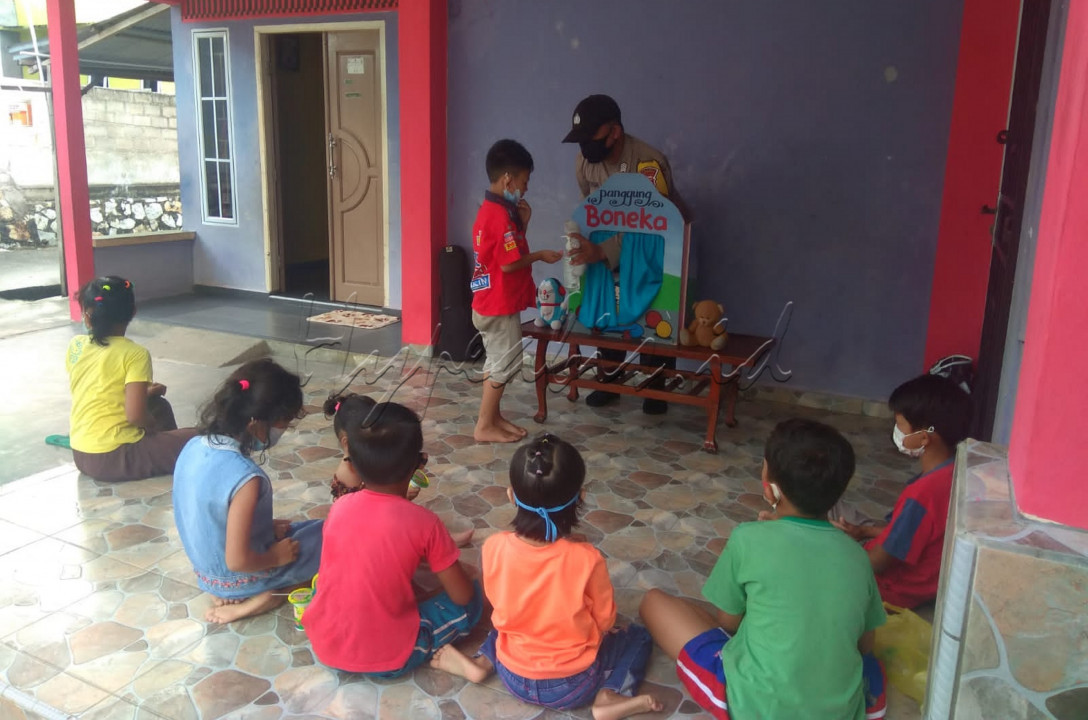 Sejumlah bocah sedang berlajar bersama yang di bimbing seorang anggota polisi yang mengedukasi tentang pentingnya protokol kesehatan ditengah Pandemi Covis-19. Semangat belajar inilah yang dibangkitkan kepada generasi penerus negeri ini dalam mengisi kemerdekaan.