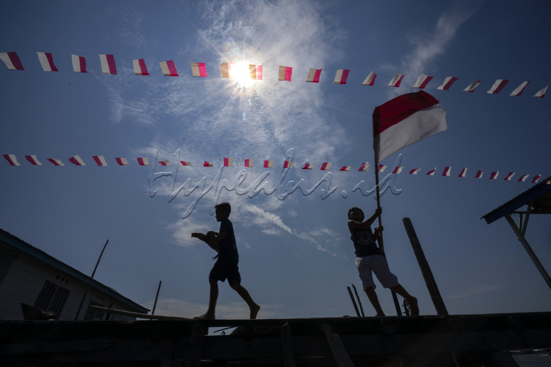 Ekspresi kebahagiaan anak-anak kampung nelayan Belawan, Sumatera Utara merayakan Hari Kemerdekaan RI ke-76