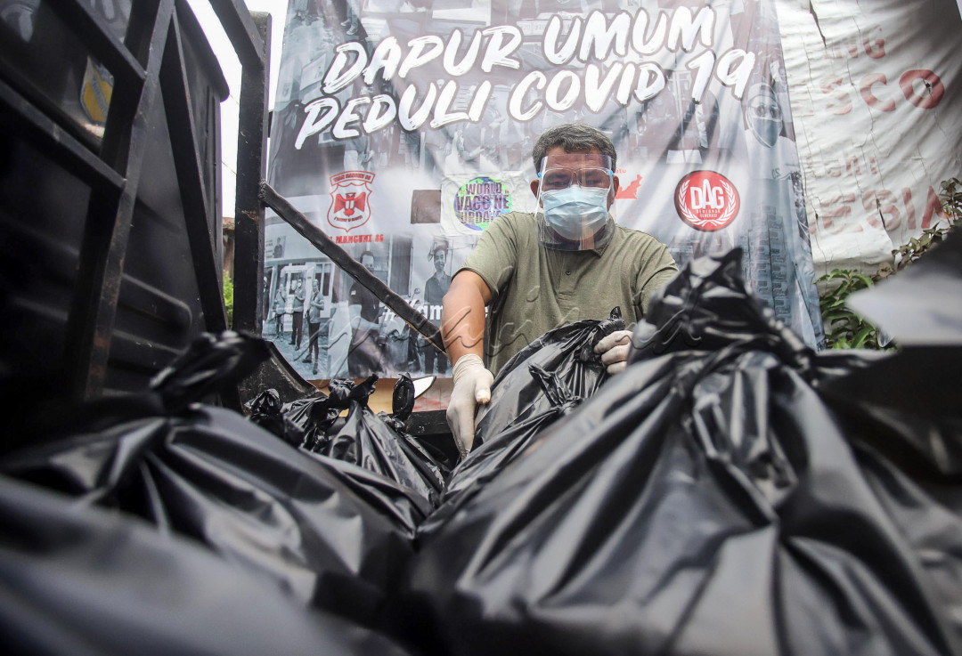 Relawan menyiapkan paket makanan di salah satu dapur umum di Setiabudi, Jakarta, Rabu (14/07/2021). Dana dapur umum tersebut didapat dari hasil swadaya masyarakat yang tergabung dalam demi anak generasi atau DAG Bapontar team Manguni 86 dan Indonesian House of New York. Dalam sehari dapur umum tersebut menghasilkan 1.000 paket makanan untuk dibagikan di sekitar Jabodetabek.