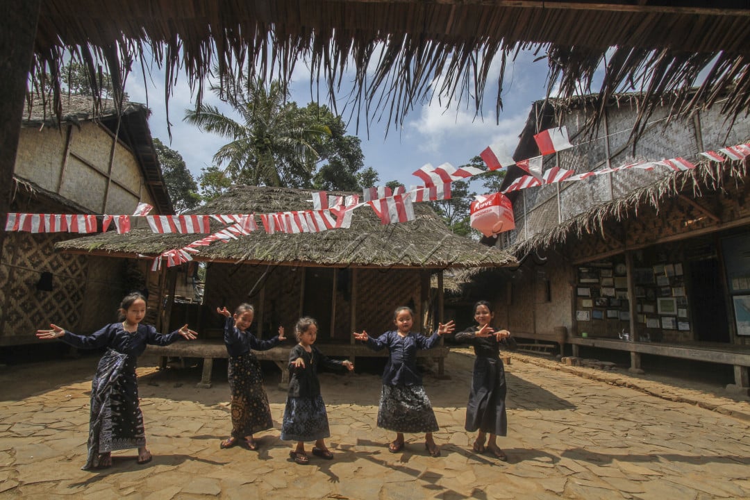 BANTEN, INDONESIA, 20 Agustus : Sejumlah anak suku Baduy menari di depan rumah mereka di desa kanekes, Lebak, Banten, Indonesia. Sampai saat ini, masyarakat adat Baduy melaporkan hanya terdapat 2 kasus COVID-19. Mereka hanya percaya bahwa adat istiadat yang mereka yakini dapat melindungi mereka dari virus COVID-19. 