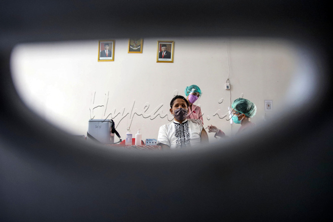 Sejumlah siswa dan tenaga pendidik berkebutuhan khusus atau disabilitas mengikuti vaksinasi covid-19 di Sekolah Luar Biasa (SLB) Negeri 9, Sunter Agung, Jakarta Utara, Jumat (06/08/2021). pelaksanaan vaksinasi ini merupakan hasil kolaborasi antara Suku Dinas Pendidikan wilayah 1 Jakarta Utara dengan Puskesmas Sunter Agung. Jakarta Utara terdapat 39 ribu sasaran usia sekolah dengan jumlah sudah divaksin mencapai 56 persen.