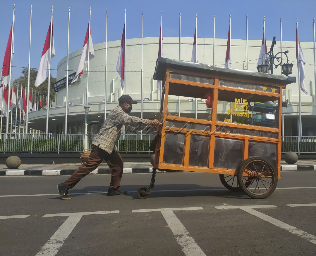 Merdeka adalah kebebasan untuk bekerja dan berikhtiar dengan jalan yang halal, demi menghidupi keluarga dan membangun masa depan yang lebih baik.