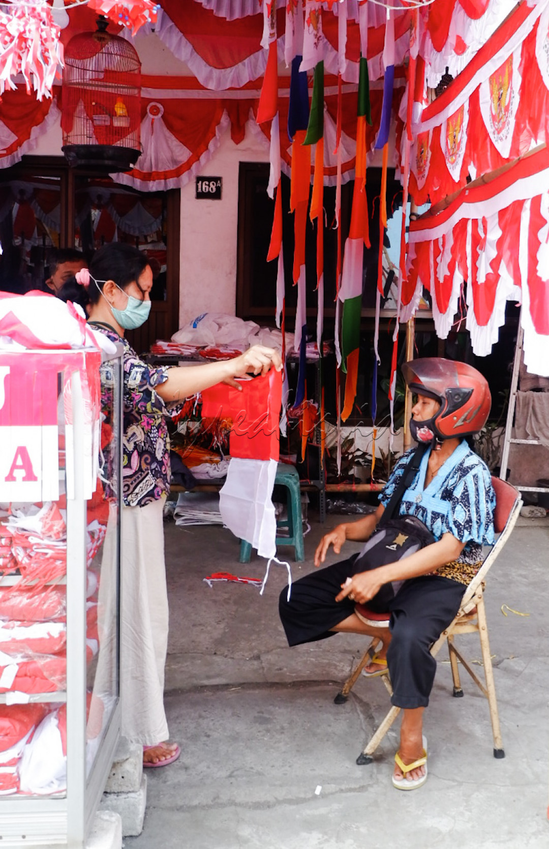Photo tersebut menurut gue, betapa pentingnya saling memahammi makna bendera merah putih yg begitu dalam. Karena harga mati NKRI, sebagai warga indonesia harus saling bahu membahu, ketika negara indonesia dilanda musibah seperti dikala saat ini pandemi covid 19. Warga negara kita harus berjuang bersama memulihkan keadaan Indonesia.