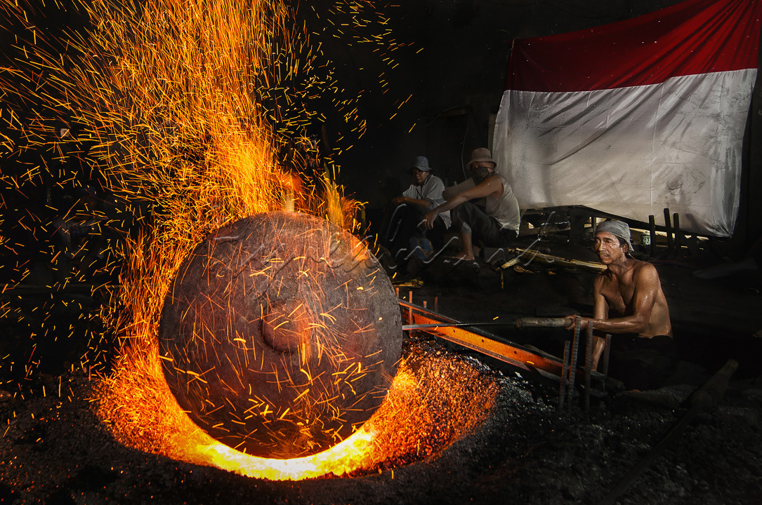 membakar semangat ekonomi bidang seni budaya agar tetap lestari. kami adalah UKM industri gong yang masih melestarikan seni tradisi dan produksi secara tradisional. 