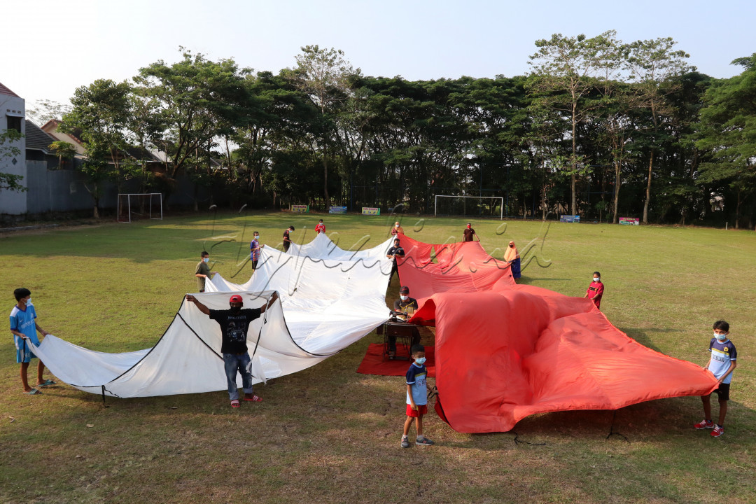 Gotong Royong Jahit Bendera: Warga Malang bergotong royong menjahit bendera 11 x 21 meter. Dengan semangat kemerdekaan RI ke 76 kita bahu membahu dalam melawan virus covid 19.