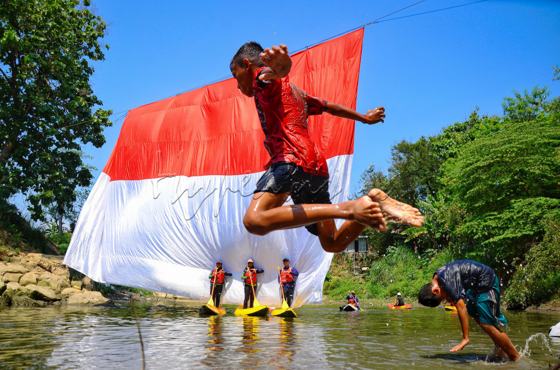 Dalam perayaan HUT RI 76 berbagai cara dilakukan masyarakat untuk tetap memeriahkan walau dalam masa pandemi.Seperti halnya kelompok Pecinta Sungai di kota Solo ini,sungai yang dulunya kotor dari waktu ke waktu dirawat hingga menjadi bersih.Dan pada saat perayaan HUT RI 76 ini dipakai untuk Upacara Bendera dan setelah itu dipakai anak - anak untuk bermain dan belajar kano.Inilah ekspresi anak - anak pinggir Kali Anyar Solo dalam mengekspresikan HUT Kemerdekaan RI ke 76.