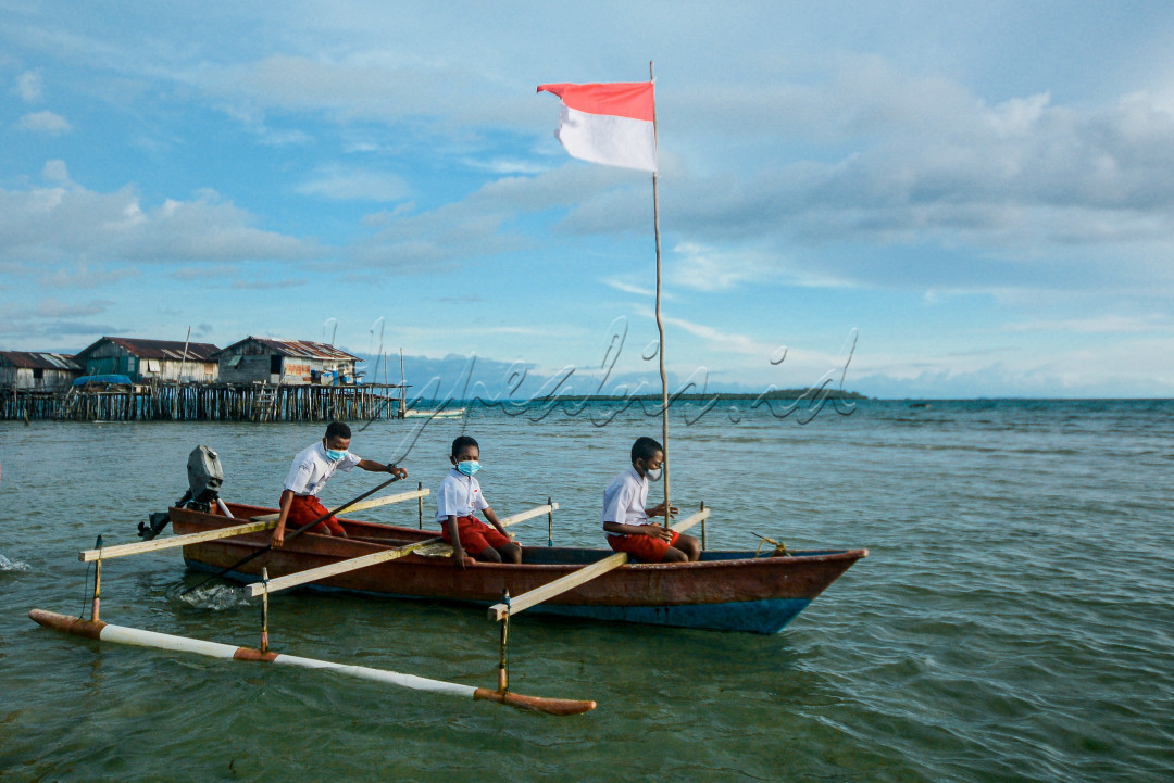 Meskipun di tengah situasi pandemi anak-anak papua tetap merayakan kemerdekaan Republik Indonesia ke 76 tahun dengan mengibarkan bendera merah putih di atas laut dimana pulau tempat mereka tinggal. Semagat kemerdekaan dan rasa cinta terhadap tanah air yang sudah ditanamkan sejak dini membuat mereka semakin angguh dan siap mengharumkan nama bangsa. Sa Papua Sa Indonesia