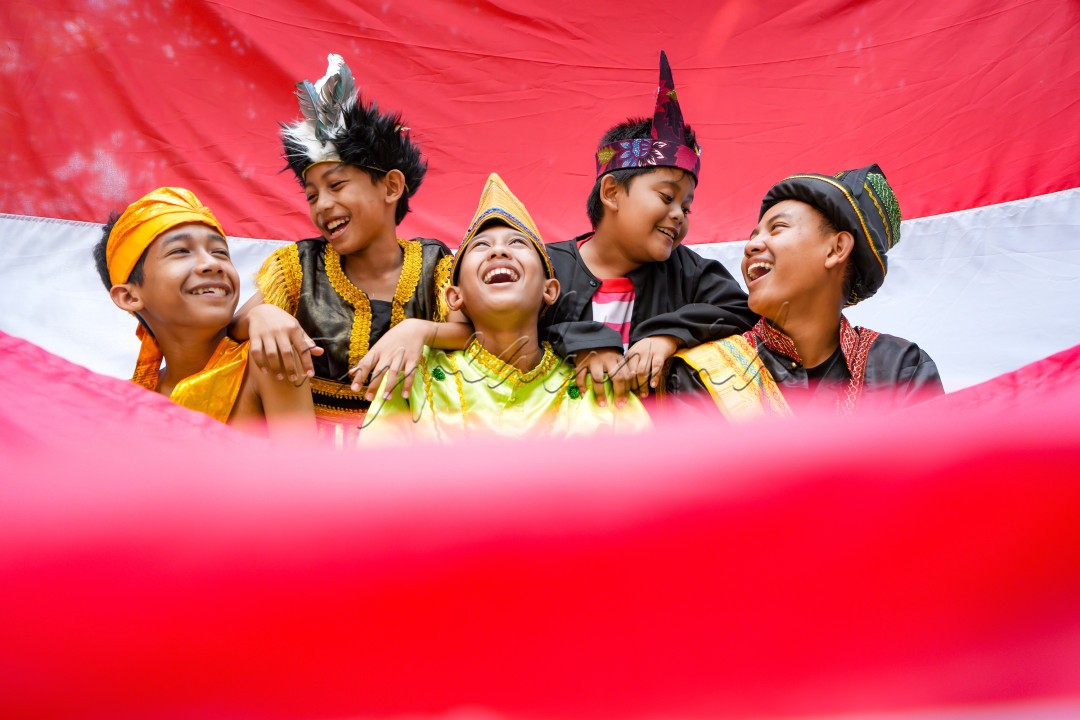 Kebhinekaan adalah ruh dari kata merdeka untuk kita.Kita semua berbeda dan merdeka di negeri Indonesia. Perbedaan kita bukan berarti kita haru membeda-bedakan. Namun, berbeda adalah untaian indah sebuah kemerdekaan.Dan dengan merayakan Indonesia merdeka di tanggal 17 Agustus, ruh kata merdeka dalam perbedaan itu begitu kentara. dengan situasi pandemi seperti ini, kita wajib selalu menyebarkan auro positif jika kita bangsa yang merdeka dan kuat dari situasi pandemi dan permasalahan ekonomi dengan Persatuan dan kesatuan bangsanya