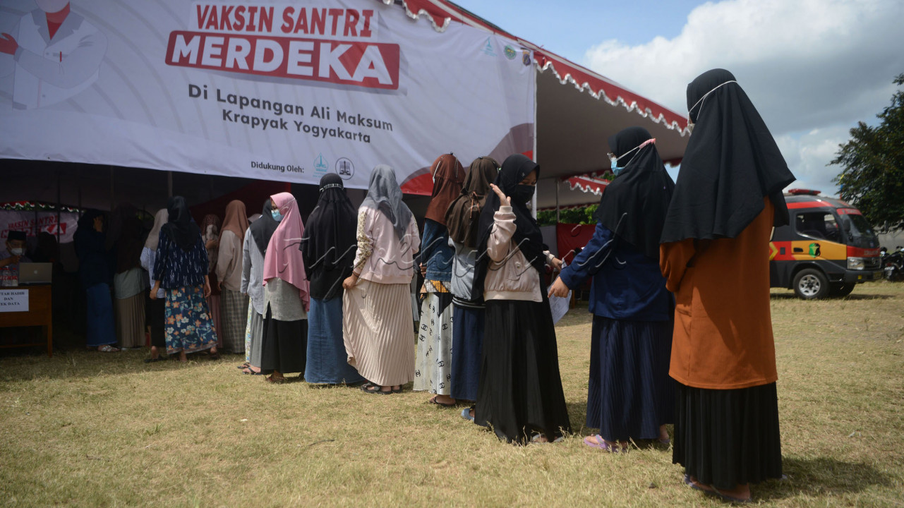 Santri antre mengikuti vaksinasi Covid-19 massal di kompleks Pondok Pesantren Krapyak Yayasan Ali Maksum, Desa Panggungharjo, Sewon, Bantul, DI Yogyakarta, Minggu (22/8/2021). Sebanyak 3.000 santri ditargetkan dapat mengikuti kegiatan vaksinasi yang berlangsung selama dua hari itu. Vaksin Sinovac pada kegiatan itu juga diberikan kepada 1.086 warga yang tinggal di sekitar pondok pesantren itu. 