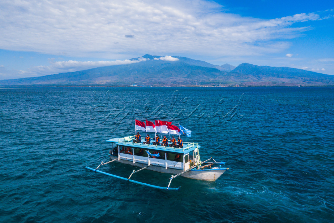 Seremoni pengibaran bendera di Gili Kondo, Lombok timur, yang di ikuti oleh berbagai lapisan masyarakat untuk memeriahkan kegiatan Hut Kemerdekaan RI 