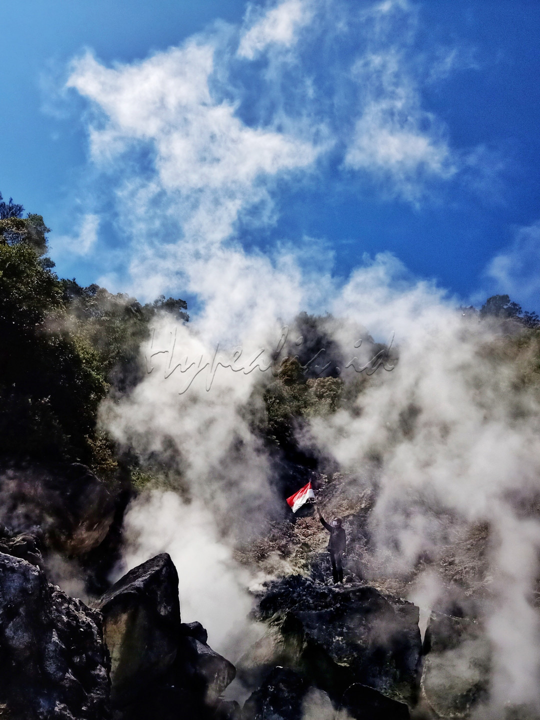 Ekspresi Kemerdekaan ketika bisa mengibarkan sang merah putih di kawah wayang, Pangalengan Kabupaten Bandung 