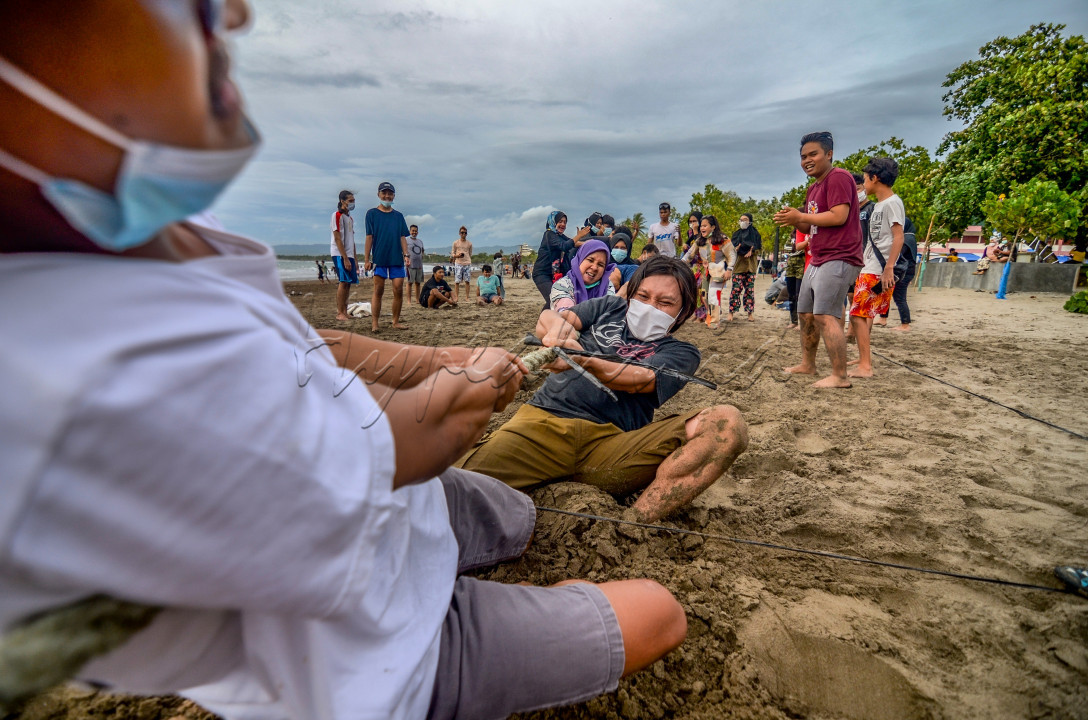 Tarik Tambang<br />
Bukan hanya beradu kekuatan, dalam tarik tambang memerlukan kekompakkan tim untuk meraih kemenangan. Kebersamaan, gotong royong, dan solidaritas satu sama lain merupakan nilai yang bisa diambil dari perlombaan tersebut.