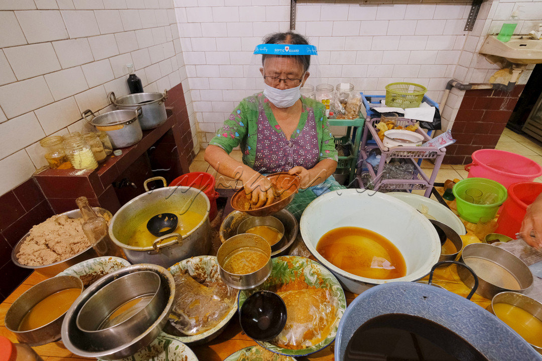 Bu Tari, penjual jamu tradisional di Worobrajan, Yogyakarta ini sudah menjual jamu lebih dari 40 tahun. Bahan jamu berupa rempah-rempeh dan empon-empon tanpa bahan kimia sintetis maupun bahan pengawet kimia. Jamu tradisional ini sangat bermanfaaat bagi kesehatan dan bisa meningkatkan imunitas tubuh, sangat baik diminum saat pandemi Covid-19 seperti sekarang ini.<br />
<br />
Bu Tari memakai masker dan face shield saat berjualan pada masa pandemi Covid-19 ini. hal ini dilakukan sebagai upaya pencegahan penyebaran virus Covid-19 sesuai protokol kesehatan anjuran Pemerintah.