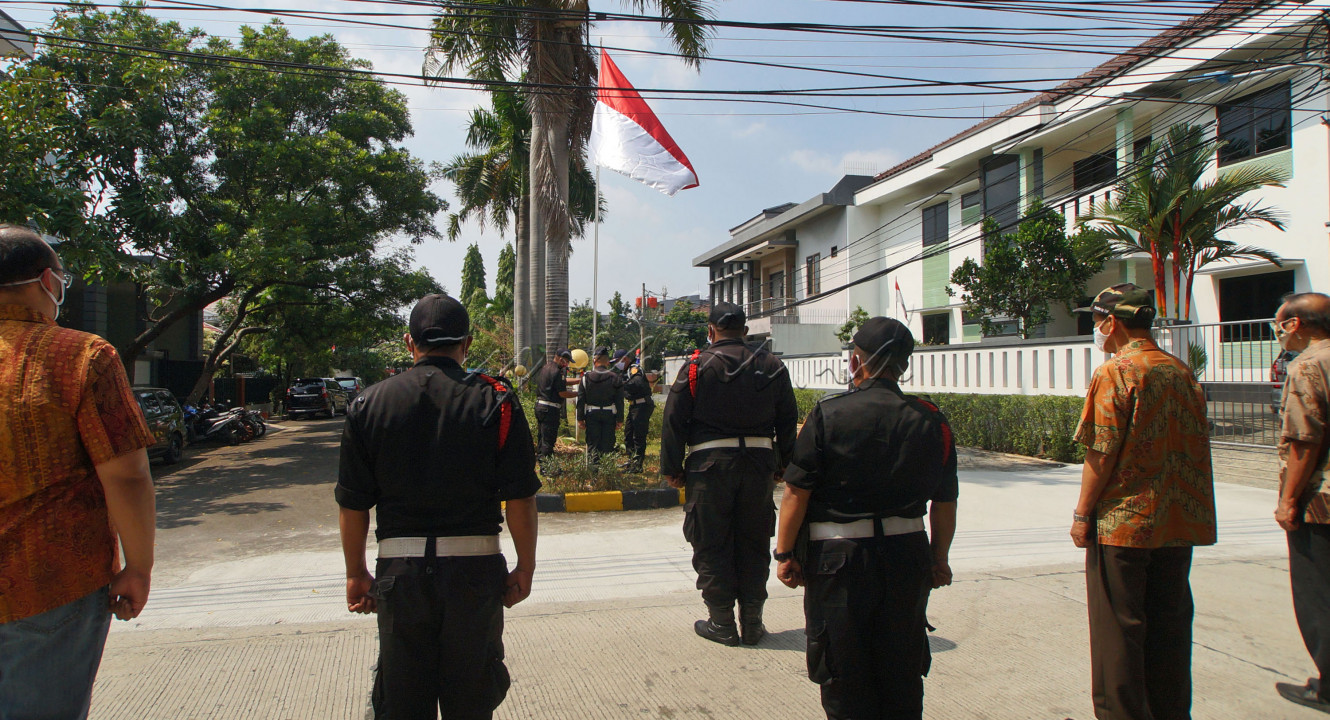 Upacara bendera tetap dilakukan di masa pandemi di lingkungan perumahanku, dengan cara yang sederhana dan dihadiri sejumlah kecil perangkat lingkungan (RT, RW) dan dengan protokol kesehatan lengkap seperti mencuci tangan sebelum upacara, semua peserta upacara harus memakai masker, menjaga jarak antara peserta upacara. Pandemi tidak melunturkan nasionalisme!