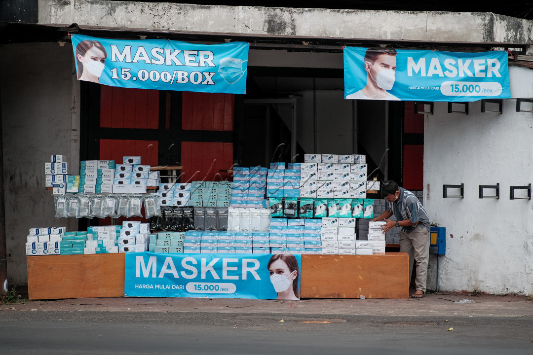 Pandemi covid-19 membuat omset para pedagang menurut drastis. Hal itu dikarenakan diterapkannya berbagai peraturan pemerintahan dalam mengatasi penyebaran virus covid-19 di Indonesia. Oleh karena itu, beralih berjualan masker merupakan opsi terbaik dan paling laku untuk saat ini karena masker telah menjadi kebutuhan utama masyarakat agar terhindar dari virus covid-19.
<div> </div>
<div>@hypeabisid</div>
<div>@bisnisindonesiafoto</div>