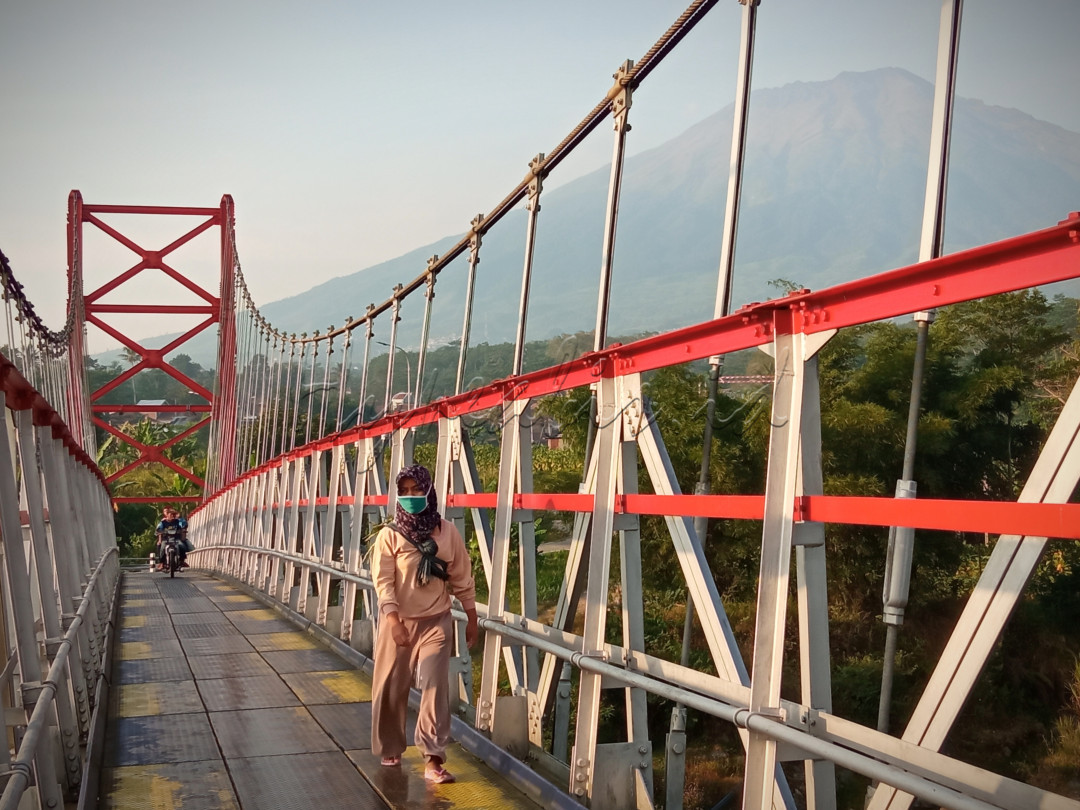 Saat ini pandemi masih melanda dunia, akan tetapi kita wajib mencukupi keluarga setiap hari. Dengan kewajiban tersebut, kita diharuskan keluar mencari rezeki untuk bertahan hidup. Walaupun mencari rezeki keluar rumah, protokol kesehatan harus kita lakukan salah satunya dengan memakai masker.