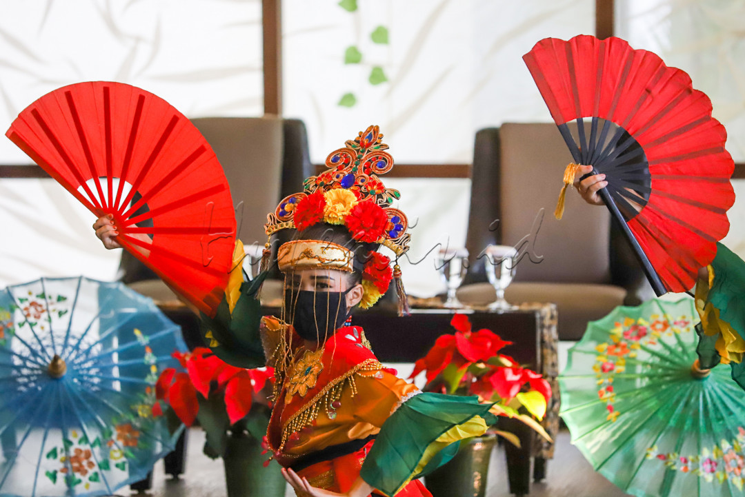 Penari saat menampilkan tarian khas dari jakarta