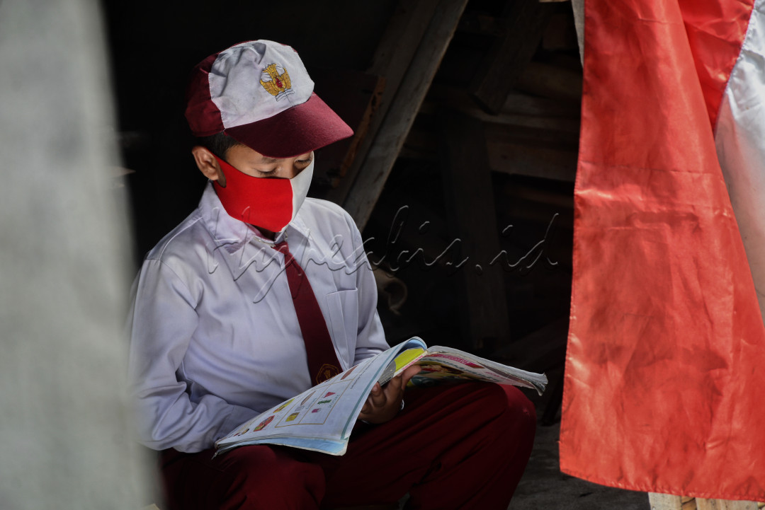 Semenjak kemerdekaan pendidikan merupakan salah satu tujuan nasional, hal tersebut terdapat pada pembukaan UUD 1945. Landasan pokok keberadaan sistem pendidikan nasional tercantum dalam batang tubuh UUD 1945 yaitu bab XIII, pasal 31, ayat (1) yang menyatakan <br />
jaminan bahwa setiap warga negara berhak mendapatkan pendidikan