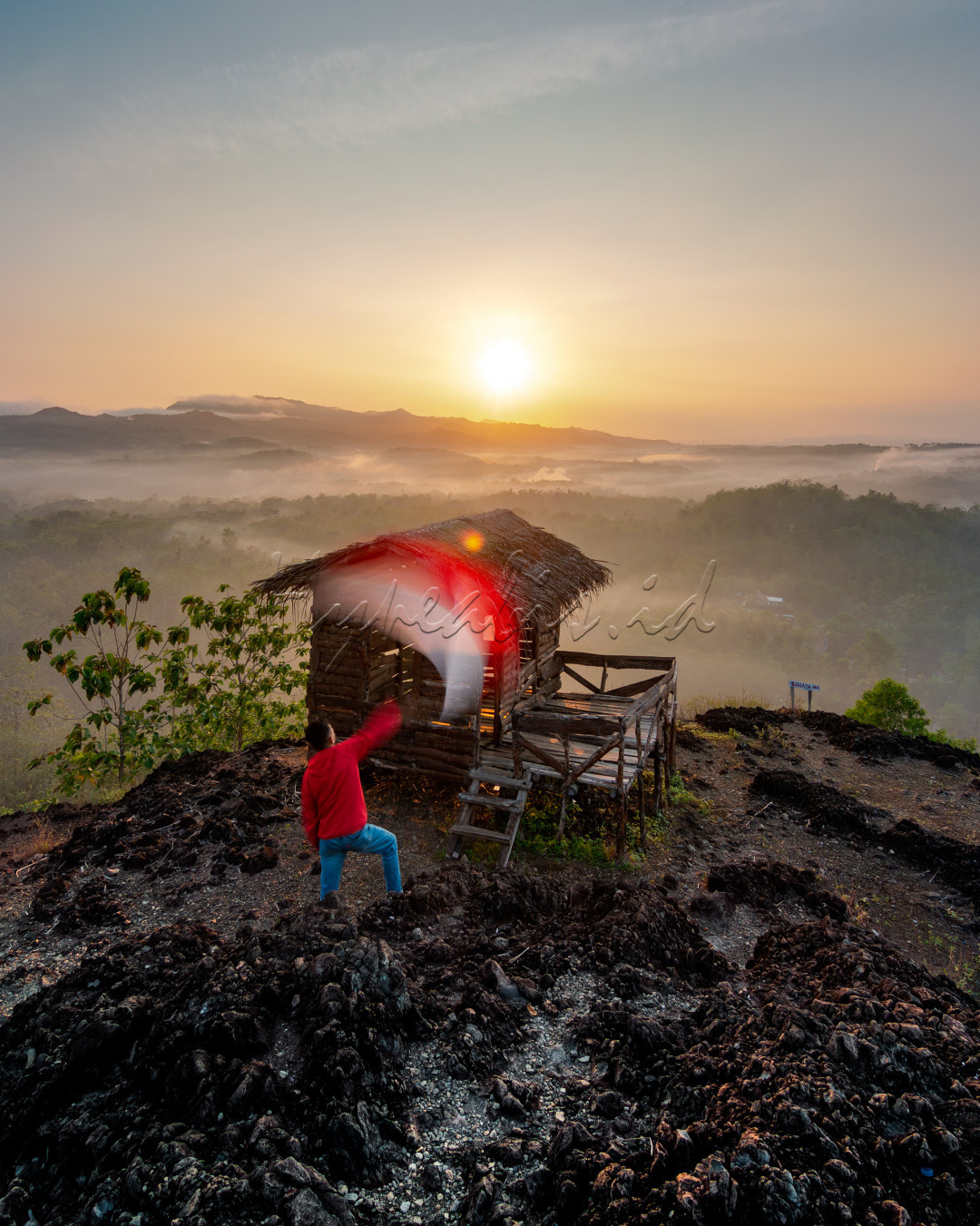 Merdeka menurut saya adalah ketika kita bisa mengekspresikan diri sesuai dengan minat sekaligus memberikan sumbangsih kepada bangsa dan negara dari minat tersebut, salah satunya yakni dengan travelling dan tentu saja, fotografi.<br />
<br />
Ketika kita mampu untuk mengisi kemerdekaan yang dulu kala sudah susah payah direbut oleh para pahlawan bangsa, hal tersebut merupakan sesuatu yang tidak hanya membanggakan melainkan juga sangat bermakna, contohnya dalam hal travelling. Saat kita mengunjungi berbagai lokasi wisata, khususnya wisata alam yang secara otomatis kita pasti akan mengabadikan setiap momen kita mengenai lokasi wisata tersebut, lalu mengunggahnya ke sosial media dan mengabarkannya kepada dunia, kita bisa sekaligus menarik minat wisatawan baik lokal, nasional, bahkan internasional untuk mengunjungi lokasi wisata yang kita datangi. Dampak baiknya selain Indonesia semakin dikenal dengan keanekaragaman alama dan destinasi wisata, hal tersebut juga sekaligus bisa membantu mengangkat perekonomian warga lokal di sekitar lokasi wisata yang kita datangi.<br />
<br />
Kalau kita bisa merdeka bersama-sama dengan cara travelling, fotografi, dan mengabarkan keanekaragaman alam & wisata di Indonesia kepada dunia, kita tidak perlu merayakan kemerdekaan dengan cara yang negatif, atau bahkan melanggar peraturan dan mengganggu ketertiban.