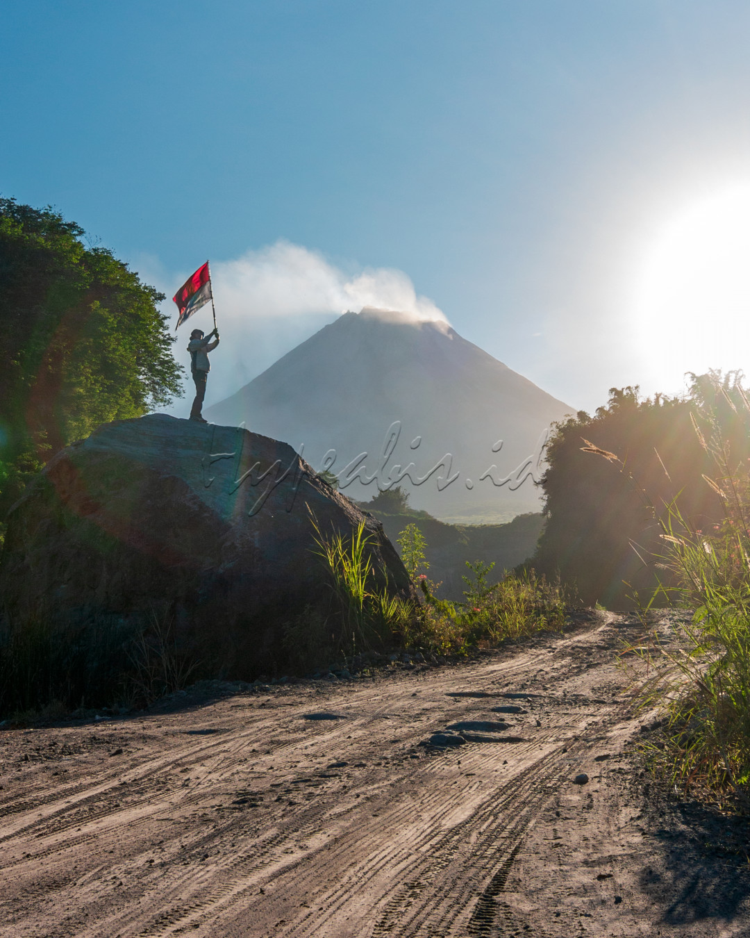 Merdeka menurut saya adalah ketika kita bisa mengekspresikan diri sesuai dengan minat sekaligus memberikan sumbangsih kepada bangsa dan negara dari minat tersebut, salah satunya yakni dengan travelling dan tentu saja, fotografi.<br />
<br />
Ketika kita mampu untuk mengisi kemerdekaan yang dulu kala sudah susah payah direbut oleh para pahlawan bangsa, hal tersebut merupakan sesuatu yang tidak hanya membanggakan melainkan juga sangat bermakna, contohnya dalam hal travelling. Saat kita mengunjungi berbagai lokasi wisata, khususnya wisata alam yang secara otomatis kita pasti akan mengabadikan setiap momen kita mengenai lokasi wisata tersebut, lalu mengunggahnya ke sosial media dan mengabarkannya kepada dunia, kita bisa sekaligus menarik minat wisatawan baik lokal, nasional, bahkan internasional untuk mengunjungi lokasi wisata yang kita datangi. Dampak baiknya selain Indonesia semakin dikenal dengan keanekaragaman alama dan destinasi wisata, hal tersebut juga sekaligus bisa membantu mengangkat perekonomian warga lokal di sekitar lokasi wisata yang kita datangi.<br />
<br />
Kalau kita bisa merdeka bersama-sama dengan cara travelling, fotografi, dan mengabarkan keanekaragaman alam & wisata di Indonesia kepada dunia, kita tidak perlu merayakan kemerdekaan dengan cara yang negatif, atau bahkan melanggar peraturan dan mengganggu ketertiban.<br />
<br />
