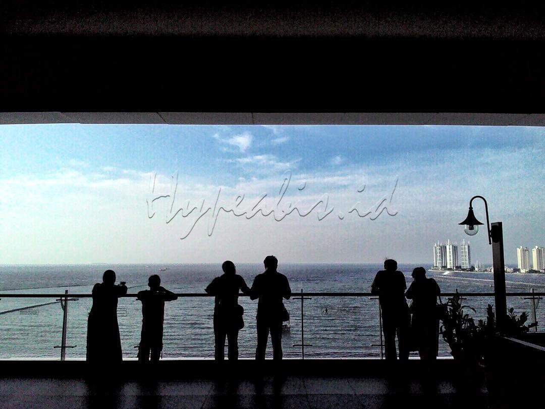 Sejumlah warga menikmati pemandangan pantai utara Jakarta saat sore hari. Pantai menjadi satu di antara destinasi wisata yang paling difavoritkan, terutama di Indonesia. Tak hanya asyik, berlibur ke pantai juga dapat membuat seseorang merasakan ketenangan.