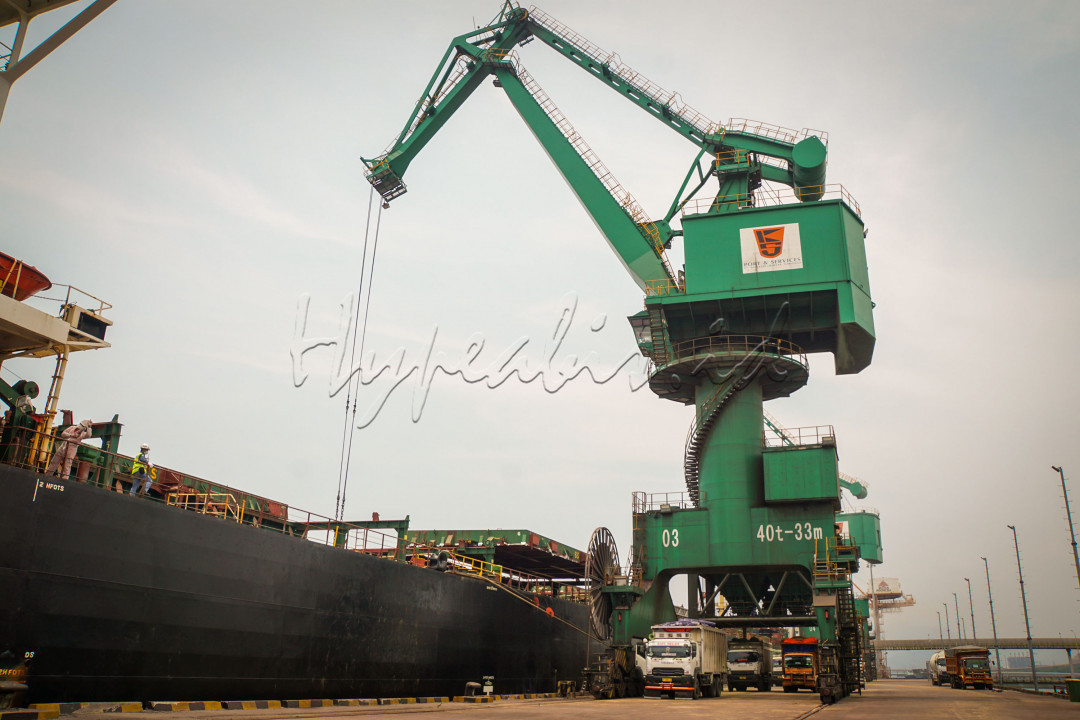 Pelabuhan ini terletak di Cigading yang biasa juga disebut Cigading Port dan berada dalam kawasan Cilegon, Provinsi Banten.