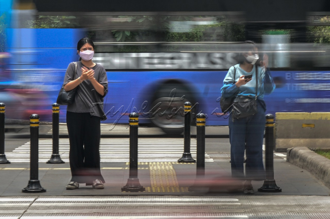 Sejumlah warga beraktivitas di kawasan MH Thamrin, Jakarta.