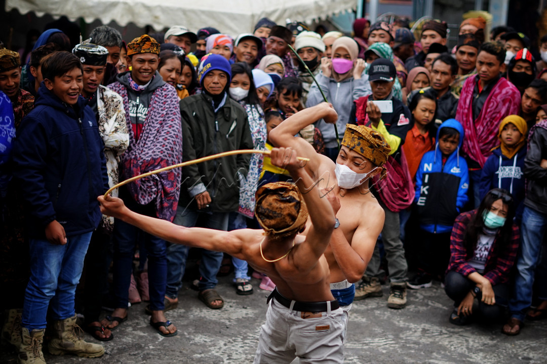 Tali persaudaraan dan silaturahmi dalam kesenian Ojung
<div>Ojung adalah salah satu kesenian budaya masyarakat suku Tengger yang sampai saat ini masih di mainkan dan dilestarikan pada saat Hari Raya Karo (lebaran) Suku Tengger sebagai puncak perayaan.</div>
<div> </div>
<div>Sebuah arian yang .salaimg bergantian memukulkan rotan, tetapi dalam hal ini adalah bentuk/cara bersilaturahmi persaudaraan masyarakat suku Tengger.</div>
<div>Ojung adalah cara silaturahmi yang unik suku Tengger yang dimana wilayah Suku Tengger meliputi beberapa daerah di wilayah TNBTS, seperti Ngadas, SapiKerep, Wonokitri, Ranupani, dll.</div>