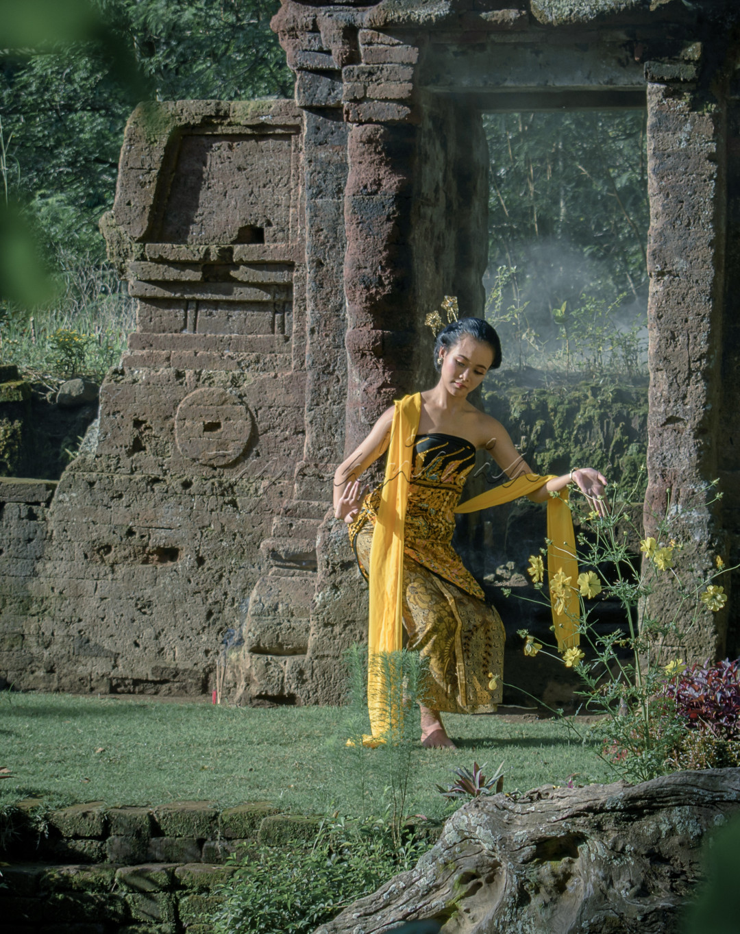penari wanita di depan sebuah candi, tarian daerah yang harus selalubdilestarikan