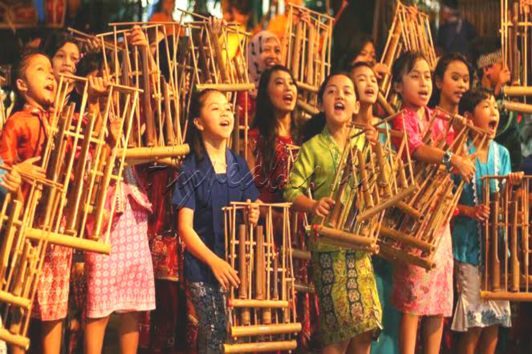 Angklung adalah alat musik tradisional yang berkembang di daratan Sunda,Jawa Barat.<br />
Kesenian angklung juga telah di akui oleh UNESCO sebagai salah satu warisan kebudayaan dunia,bahkan dikolaborasikan dengan berbagai instrumen tradisional dan budaya dari daerah dan negara lain.<br />
Alat musik yang terbuat dari bambu ini dimainkan dengan cara digetarkan atau digoyangkan.<br />
Suara dari angklung dihasilkan dari benturan tabung bambu. bunyinya khas yang bergetar dalam susunan nada yang dihasilkan dari bunyi tabung bambu yang berbentuk bilah setiap ruas bambu dalam setiap ukuran kecil hingga besar memiliki nada berbeda.<br />
Konon, kata angklung berasal dari bahasa sunda yaitu “angkleung angkleungan” yang menggambarkan gerak tubuh para pemain angklung yang berayun seiring dengan iramanya dan dari bunyi “klung” yang keluar dari angklung tersebut.<br />
Angklung telah ada sebelum zaman hindu ada di indonesia. Pada zaman kerajaan sunda abad ke12 - abad ke16 angklung menjadi alat musik yang selalu di gunakan di berbagai perayaan khususnya acara adat dalam bercocok tanam pada masa tersebut, angklung dimainkan sebagai pemujaan kepada Dewi Sri yaitu Dewi Kesuburan agar diberikan berkah pada tanaman yang di tanamnya dan juga kesejahteraan dalam kehidupan.<br />
Pada masa kerajaan Sunda,angklung dijadikan sebagai pemicu semangat berperang.<br />
Jenis bambu yang biasa digunakan pada angklung adalah bambu hitam dan bambu ater, yang jika mengering berwarna kuning keputihan.<br />
