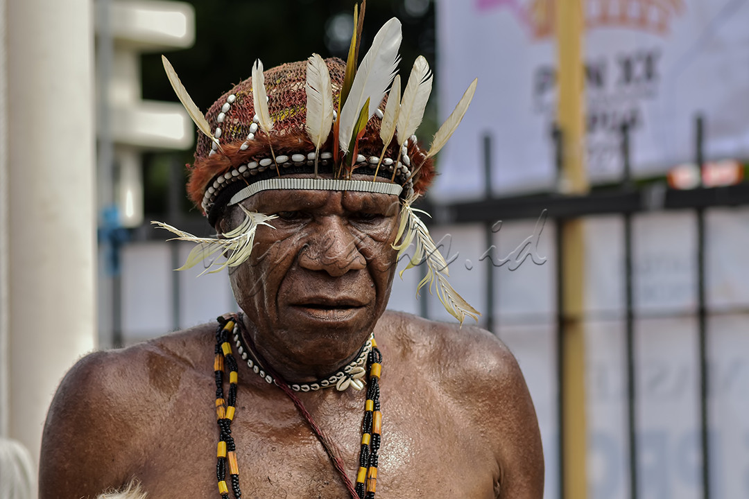 Potret Seorang Pria berpakaian adat dari Wamena, Papua, Indonesia.<br />
Disaat era modern saat ini, budaya yang kental bisa kita temukan di Papua, Budaya begitu erat dan sangat kental disana. tetap lestarikan budaya untuk warisan anak cucu kita.