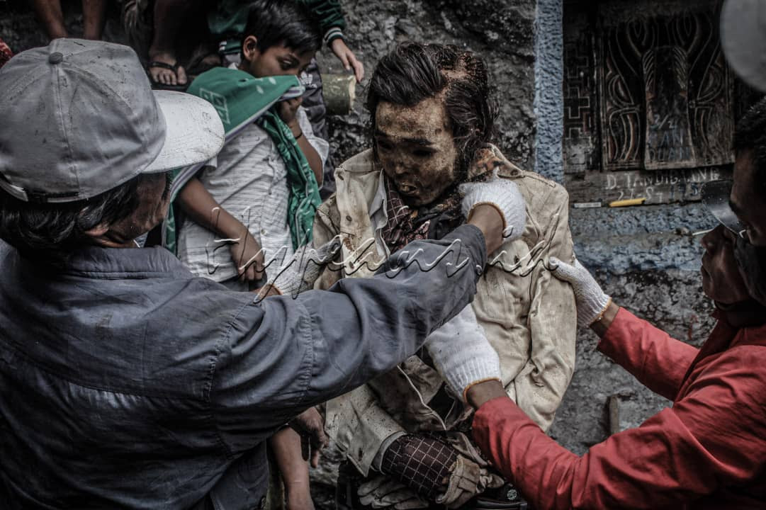 Tradisi mayat berjalan ini biasanya digelar dalam sebuah upacara adat yang disebut Ma'Nene. Upacara adat itu dilakukan dalam rangka mengganti pakaian mayat para leluhur, Upacara Ma'nene dilakukan setiap tiga tahun sekali dan biasanya pada bulan Agustus.Sebab, upacara Ma' Nene hanya boleh dilaksanakan setelah musim panen yang jatuh pada bulan Agustus.<br />
Masyarakat adat Tana Toraja percaya jika ritual Ma' Nene tidak dilakukan sebelum masa panen, maka akan sawah-sawah dan ladang mereka akan mengalami kerusakan dengan banyaknya tikus dan ulat yang datang tiba-tiba.