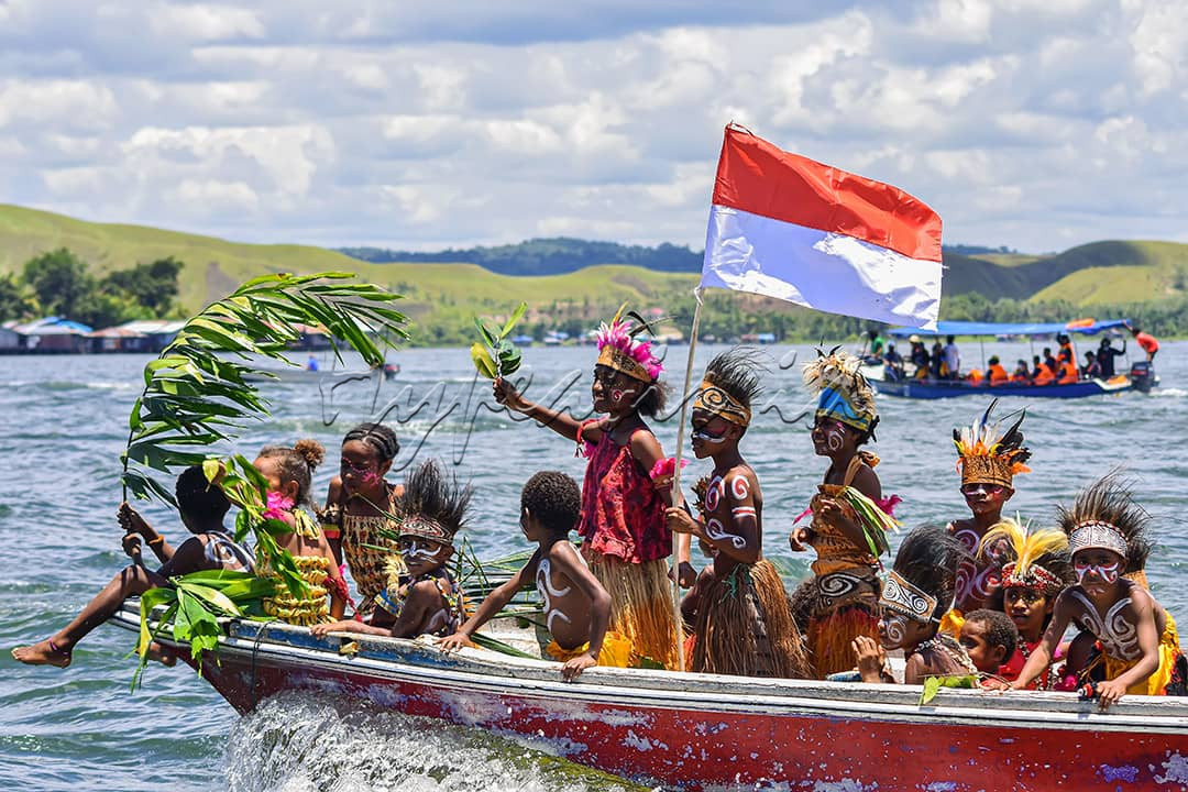 Terlihat di dalam foto ini, sekumpulan anak-anak papua yang begitu antusias akan budayanya, berani berada di tengah-tengah luasnya danau sentani dengan mengenakan pakaian adat serta mengibarkan bendera Merah Putih tanpa takut sedikitpun.<br />
Ayo generasi muda, wariskan budaya, karena budaya adalah jati diri dan warisan para leluhurmu.